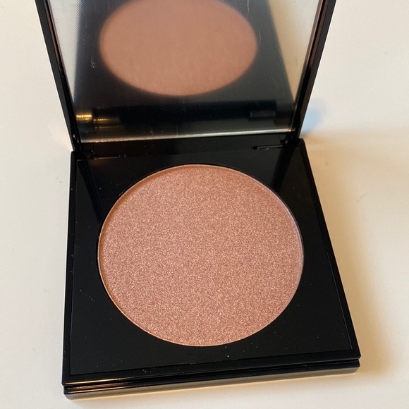 Laritzy Cosmetics Luxe Powder Pressed Highlighter in Warm Rose - Picture 4 of 6